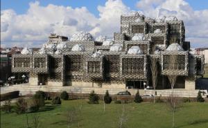 Biblioteka s bijelim kupolama jedan od simbola Prištine
